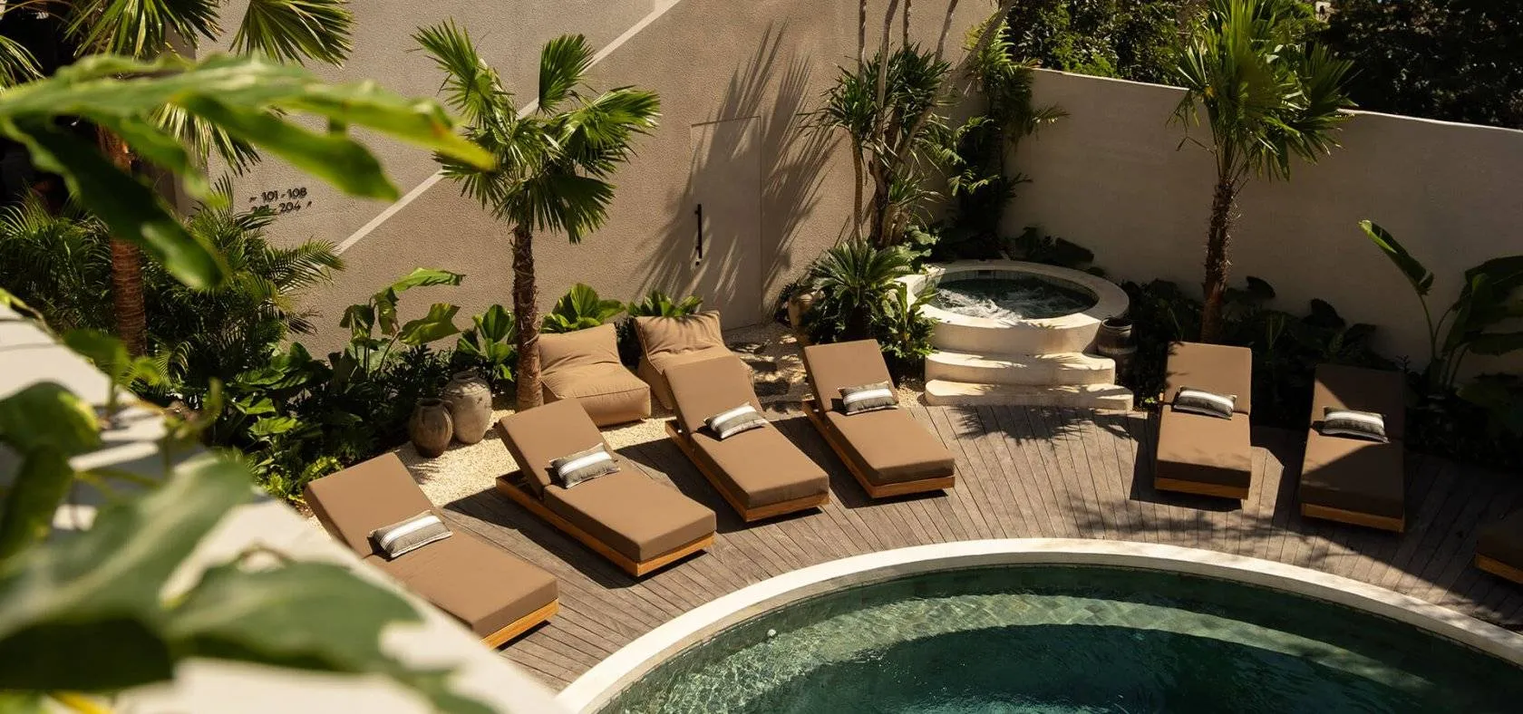 Pool, jacuzzi and sun loungers at Mira Bingin Uluwatu
